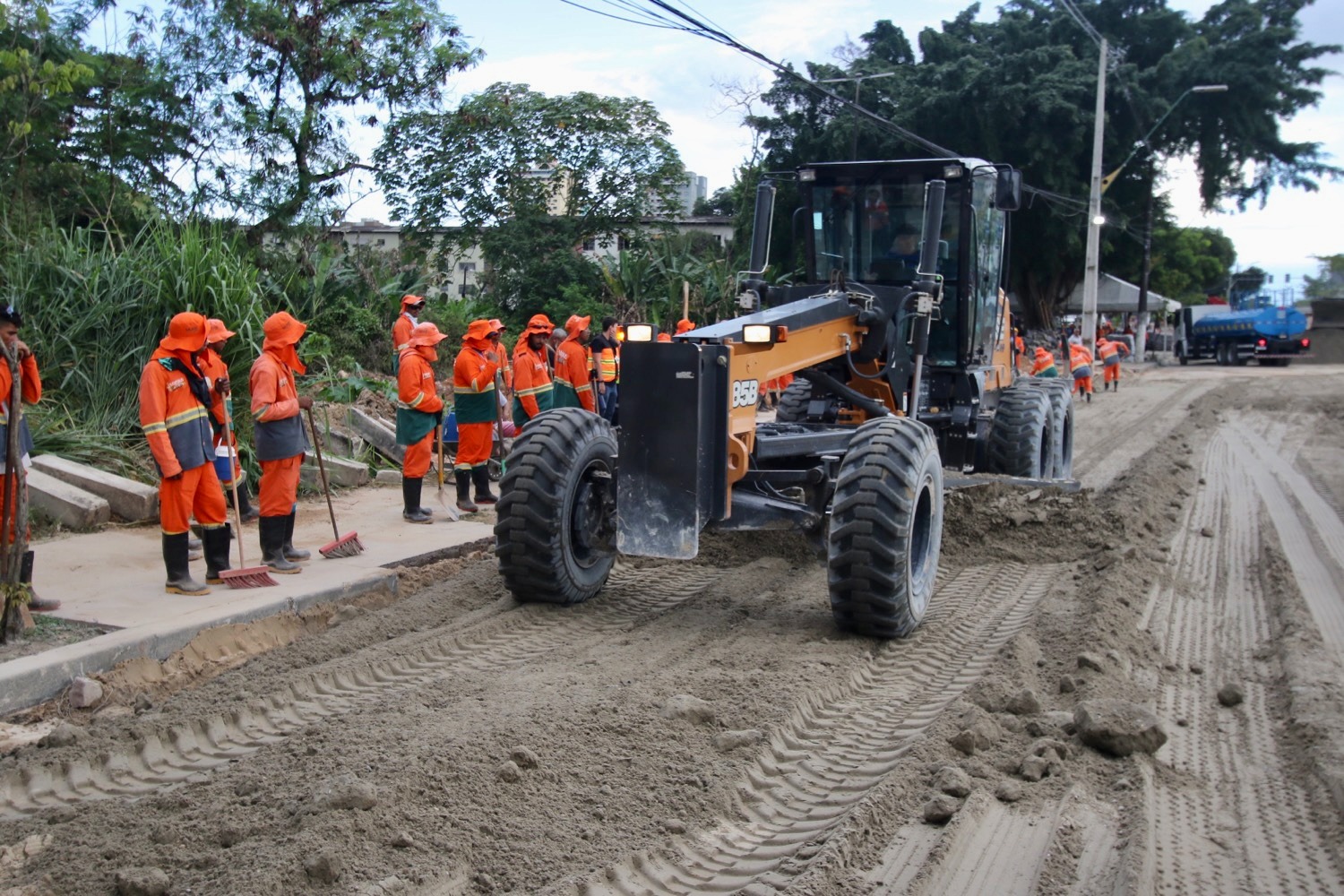 Em tempo recorde, prefeitura amplia sistema de drenagem e aplica 1,1 mil toneladas de asfalto na Djalma Batista