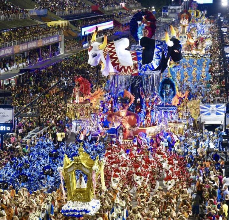 VISIBILIDADE | Caprichoso e Garantido são destaques durante desfile da Vila Isabel no Carnaval do Rio