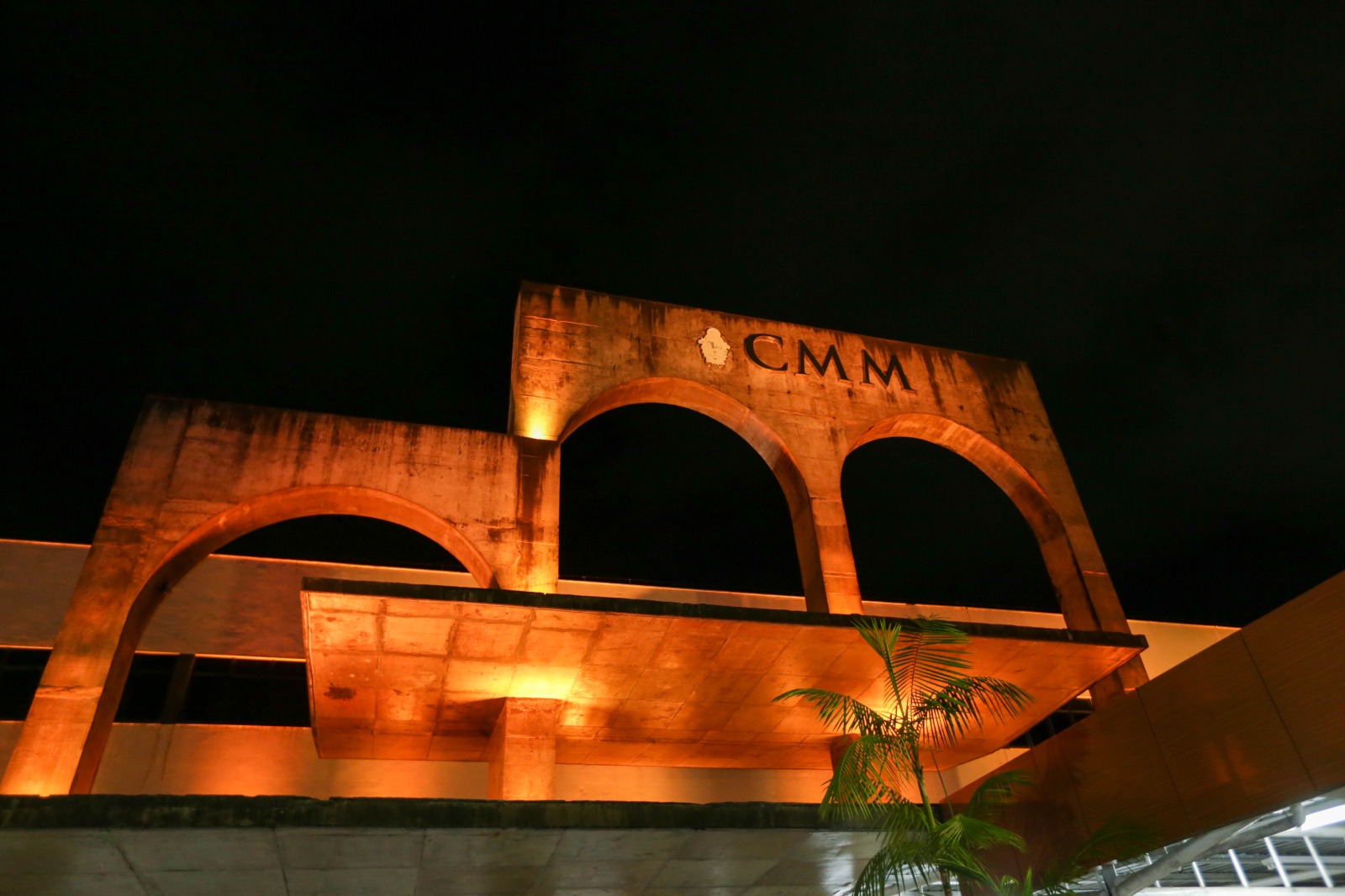 Caio André inaugura iluminação temática da CMM, em alusão à campanha ‘Março Laranja’
