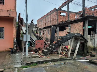 Casa desaba durante forte chuva em Manaus
