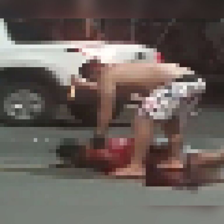 CRUELDADE | Veja momento em que homem é assassino com facadas no meio da rua