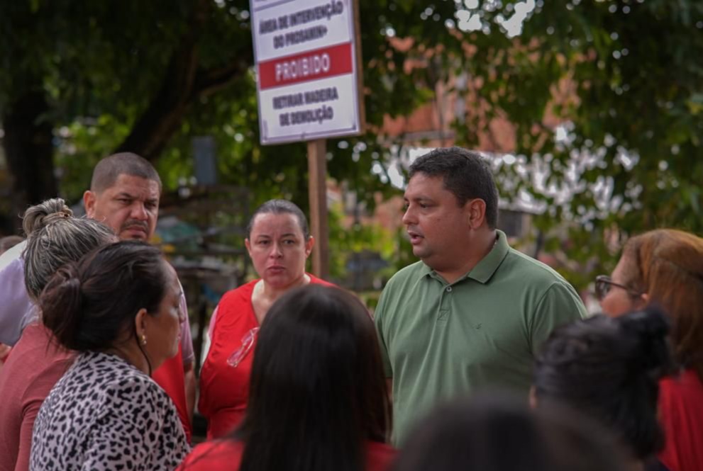 Caio André ouve demandas de famílias atingidas pelas chuvas e coloca parlamento à disposição da Prefeitura
