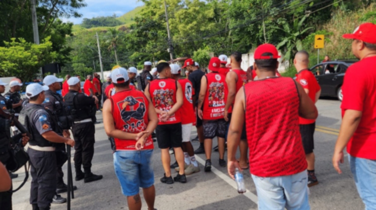 Léo Pereira e Gabigol são xingados por torcedores em protesto no Ninho do Urubu; veja vídeo
