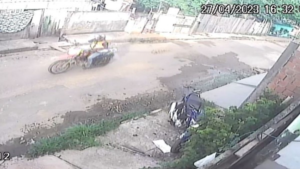 Mototaxista prende coleira em moto e arrasta cachorro por Manacapuru