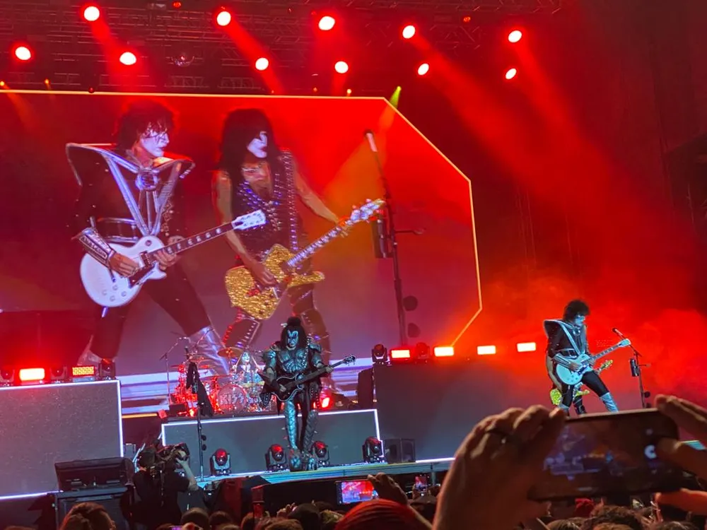 Gene Simmons da banda Kiss passa mal durante show em Manaus