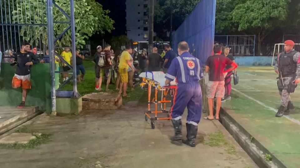 Jovem é baleado em campo de futebol no CSU do Parque 10 em Manaus