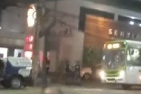 Urgente: tiroteio durante assalto dentro de ônibus deixa passageiros em pânico na Djalma Batista; veja vídeo