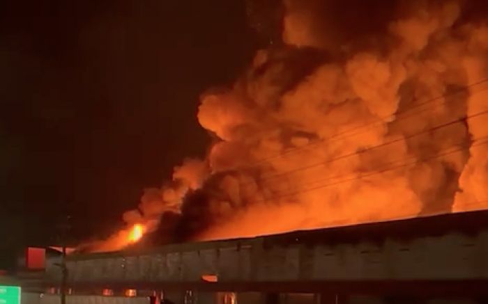 Incêndio destrói galpão logístico em Barra Velha