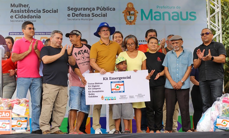 Prefeitura de Manaus entrega kits de assistência humanitária para famílias afetadas pela chuva