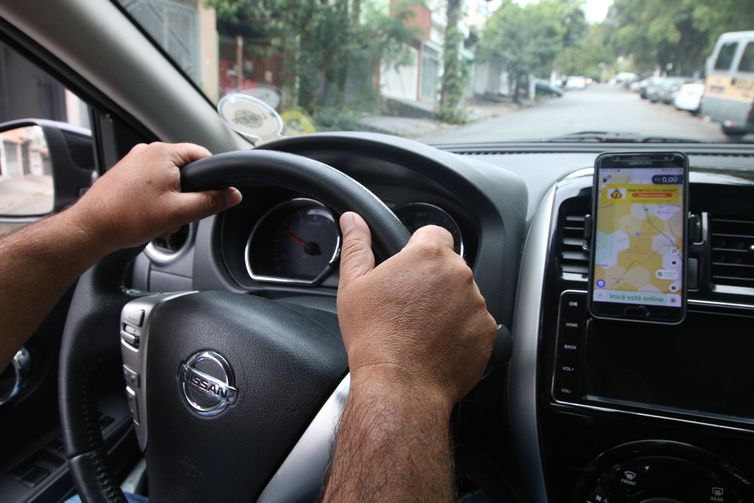 Motoristas de aplicativos, como Uber e 99, fazem greve em todo o país