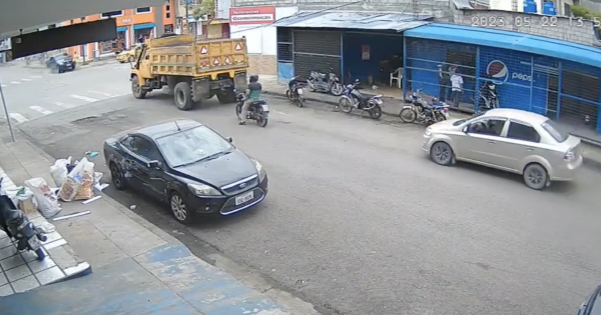 Motorista ignora sinal vermelho, invade contramão e m4ta mecânico que trabalhava na calçada; veja vídeo