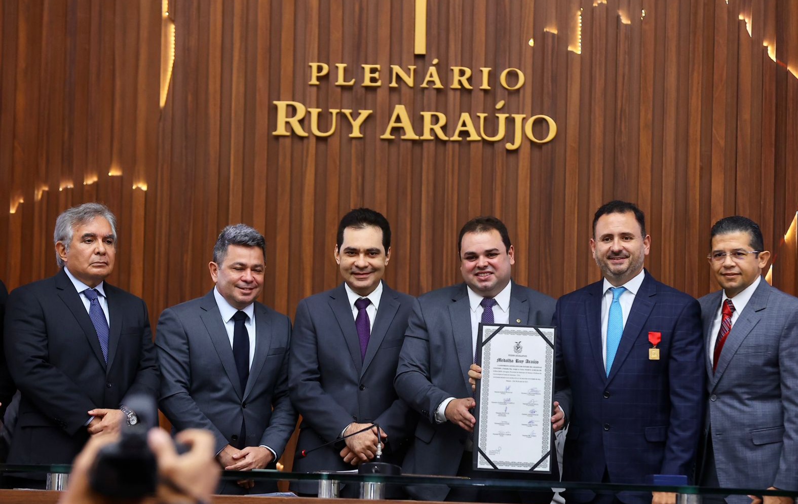 Roberto Cidade preside solenidade de outorga da ‘Medalha Ruy Araújo’ ao subprocurador de Manaus, Marco Aurélio Choy