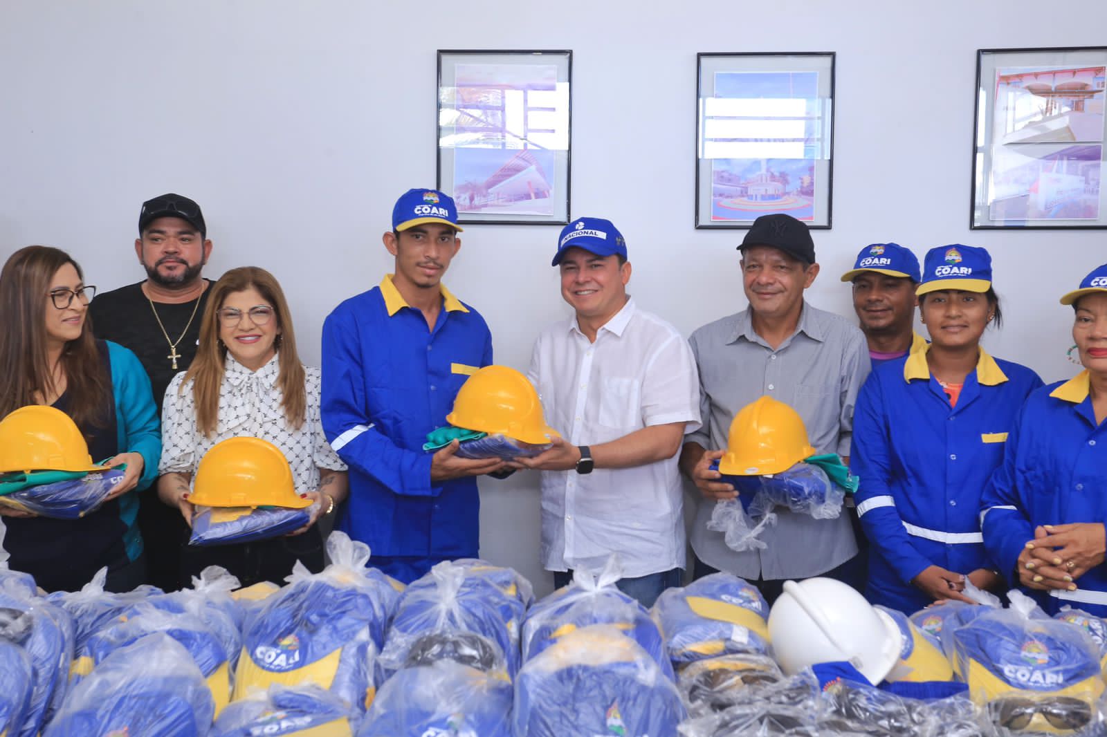 Keitton Pinheiro entrega fardamentos e EPIs para servidores da Secretaria de Infraestrutura de Coari