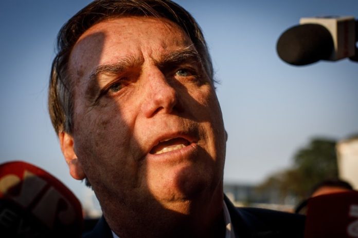 Bolsonaro volta atrás e pede desculpa por fala sobre vacina da Covid: ‘Fato desmentido’