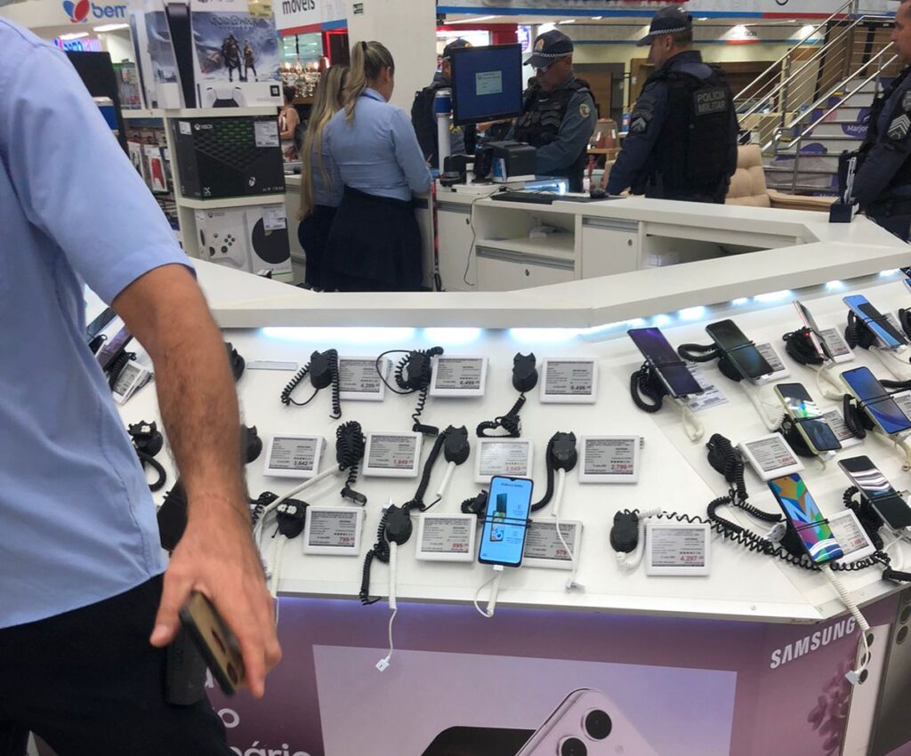 Criminosos invadem shopping e levam celulares de loja