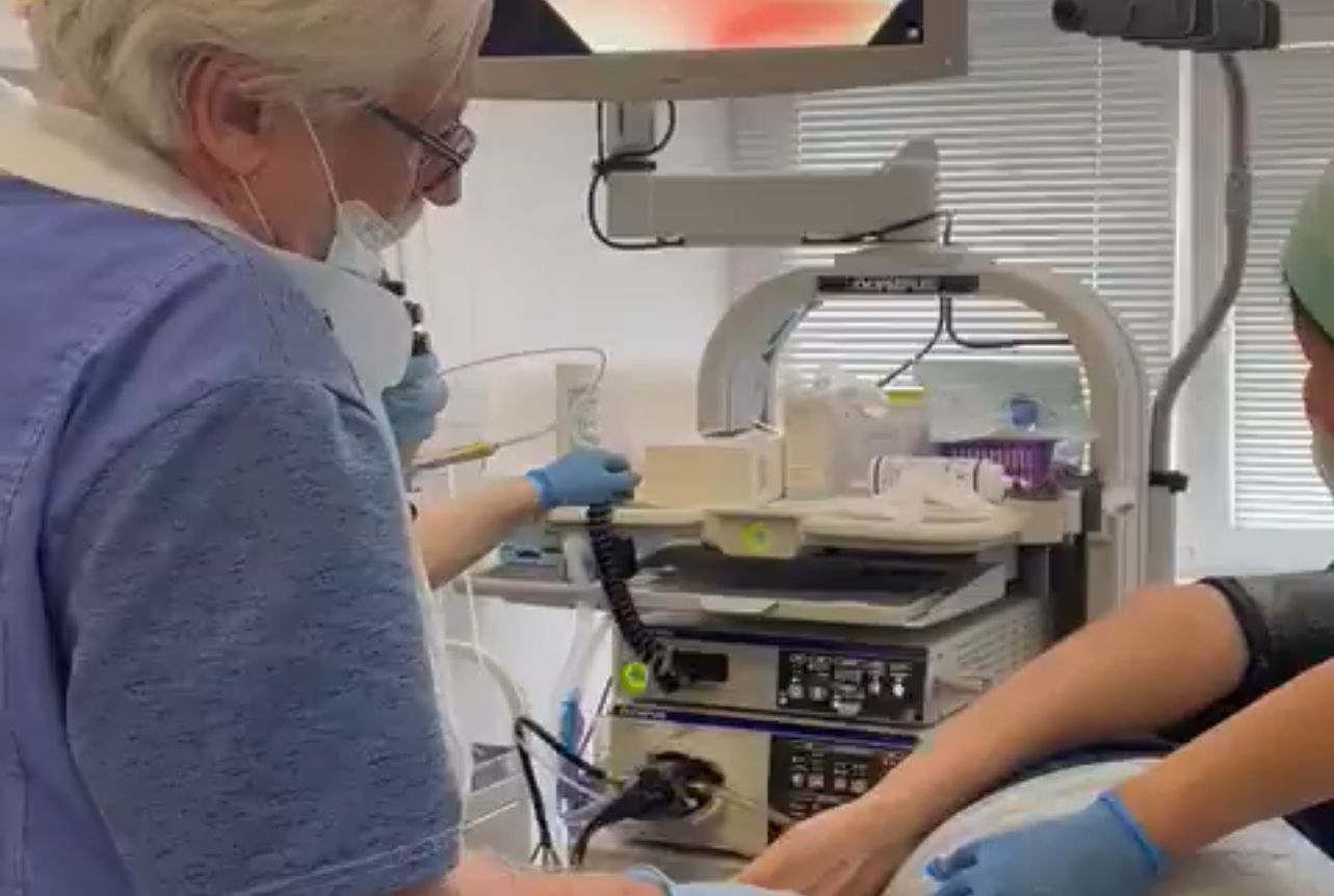 Médico remove pepino “gigante” da região anal de paciente