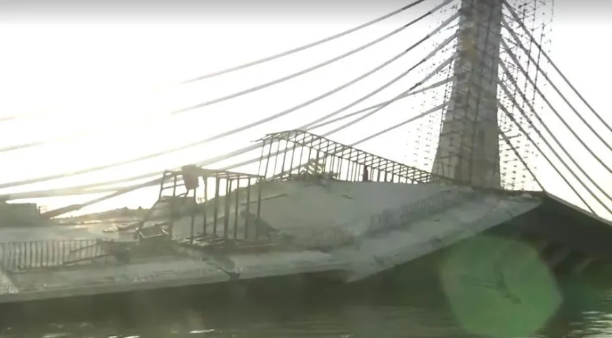 Parte de ponte suspensa desmorona na Índia durante construção
