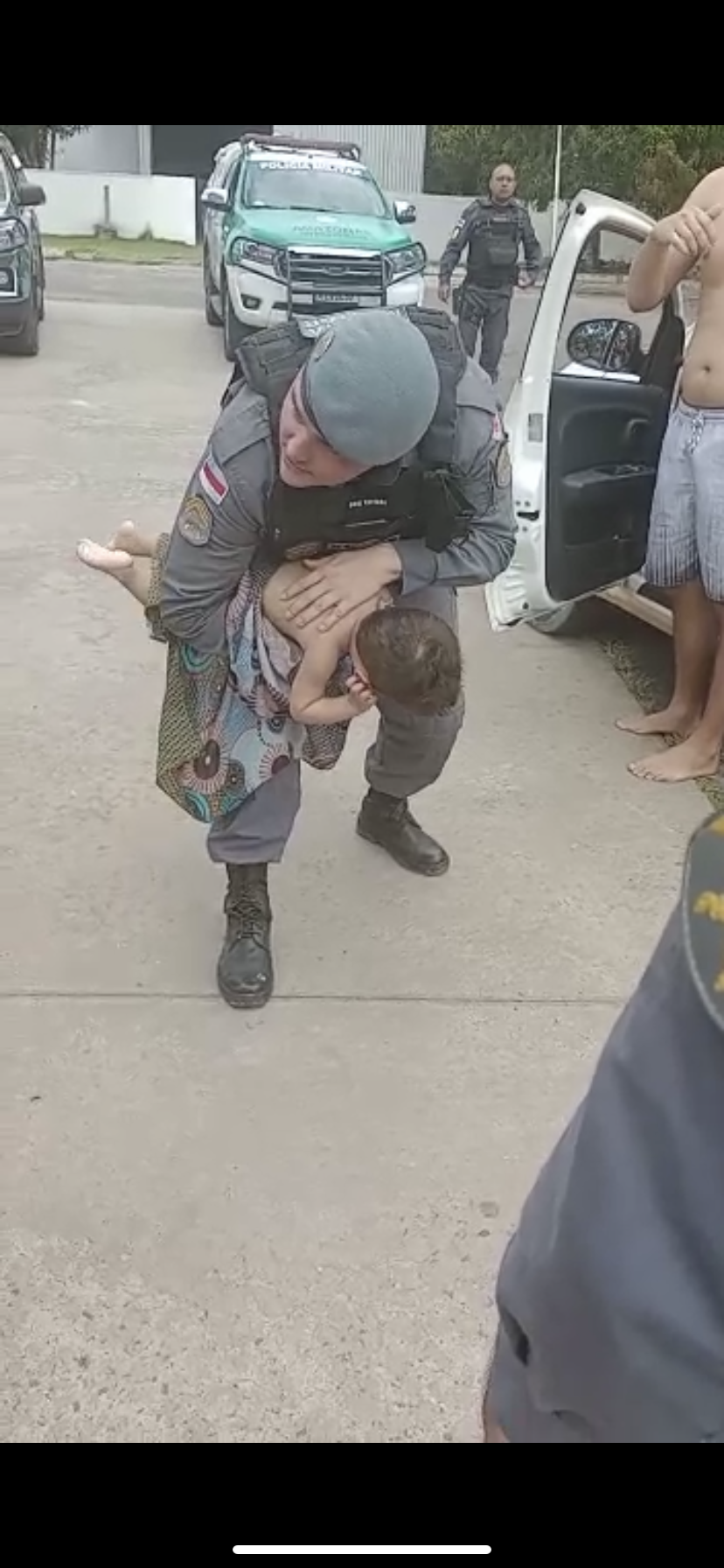 Policiais salvam bebê de afogamento no bairro Nova Cidade