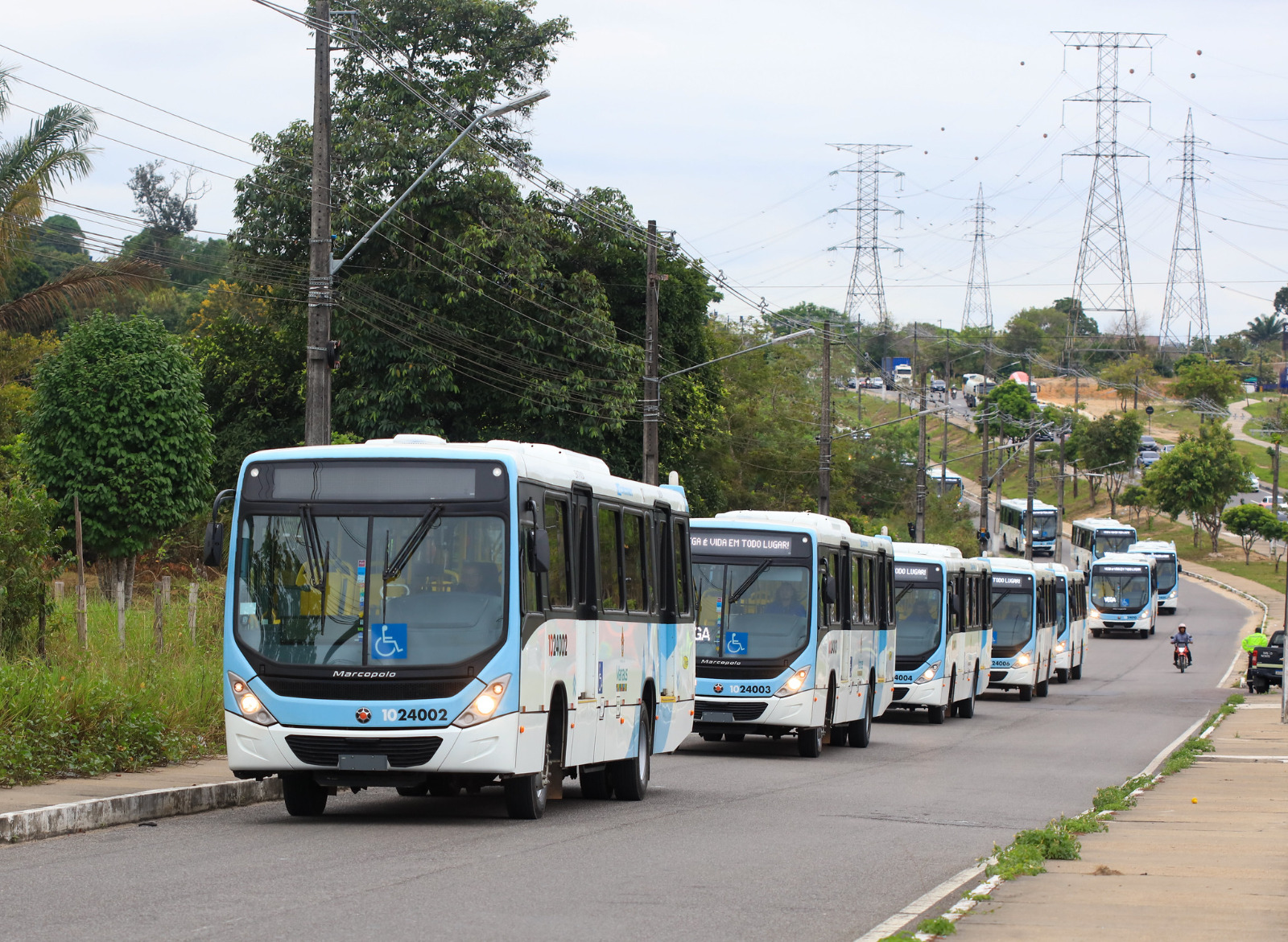 Prefeito entrega novos ônibus e frota renovada de veículos soma 272 em Manaus