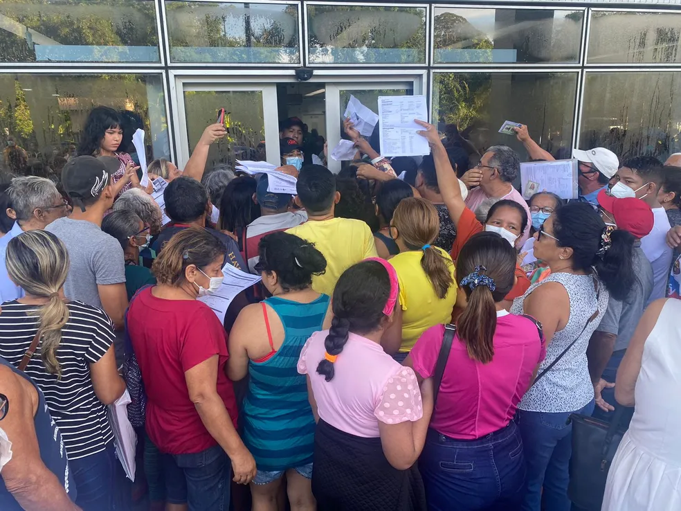 Delphina tem fila quase quilométrica após hospital agendar consultas para o mesmo dia em Manaus