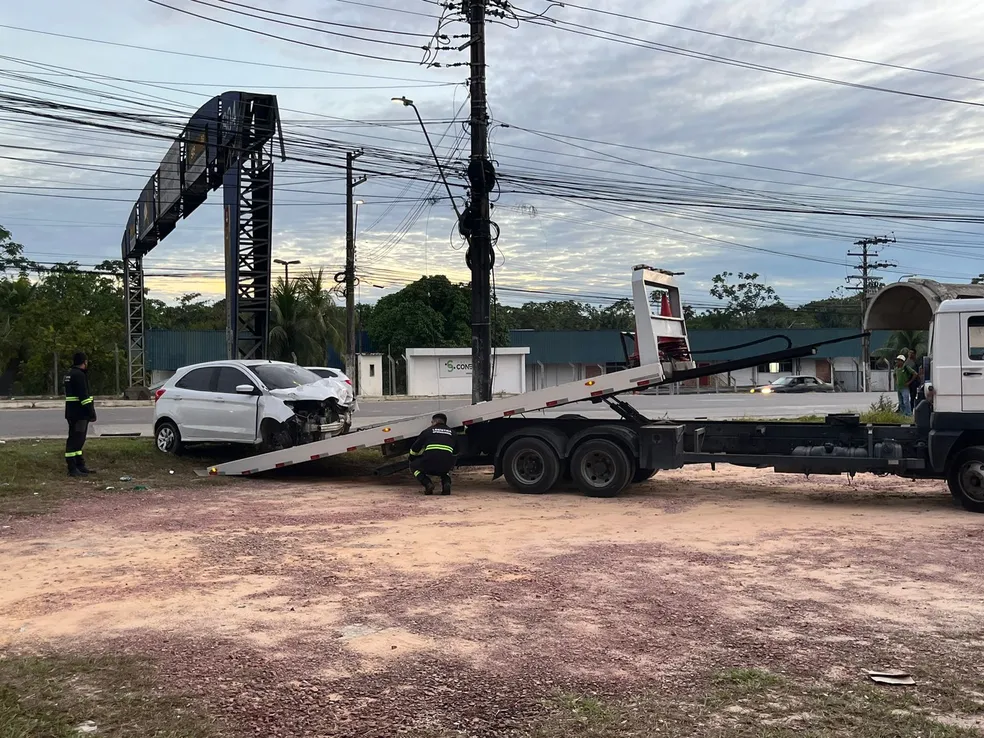 Carro colide contra placa de sinalização, em Manaus; quatro pessoas ficam feridas