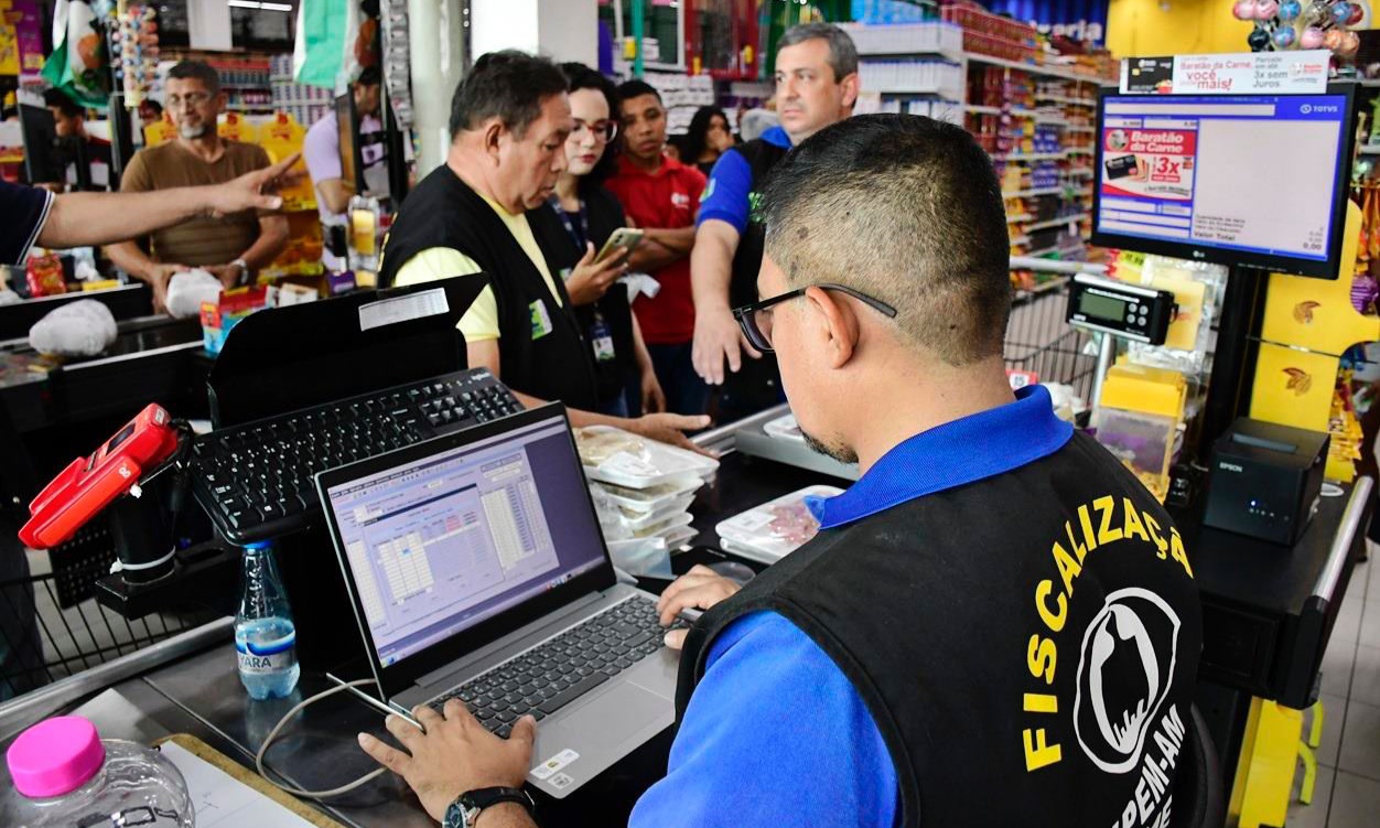 Ipem-AM flagra irregularidades na pesagem de produtos e notifica supermercado Baratão da Carne na zona leste de Manaus