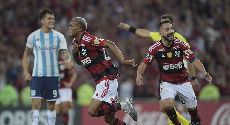 Flamengo vence Racing e encaminha vaga na Libertadores