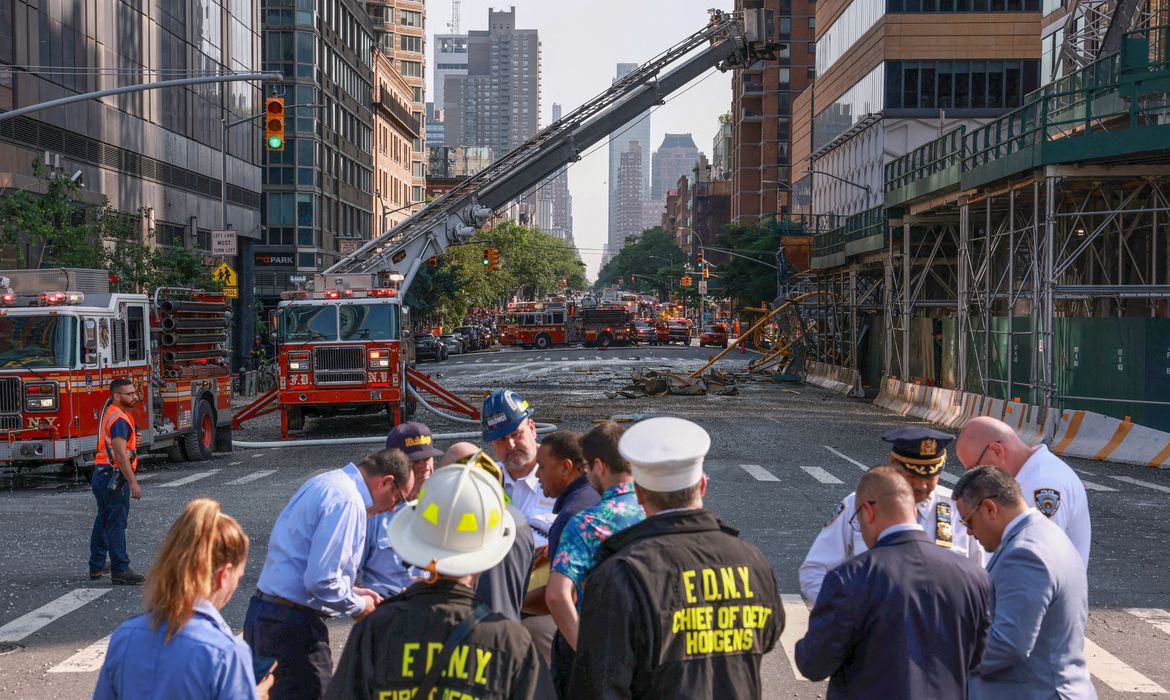 Guindaste cai em rua de Nova York e deixa seis feridos