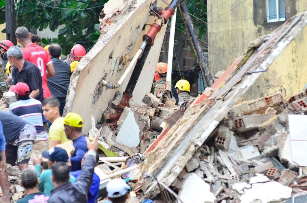 3 mortos e 15 soterrados são contabilizados após desabamento de prédio em Recife