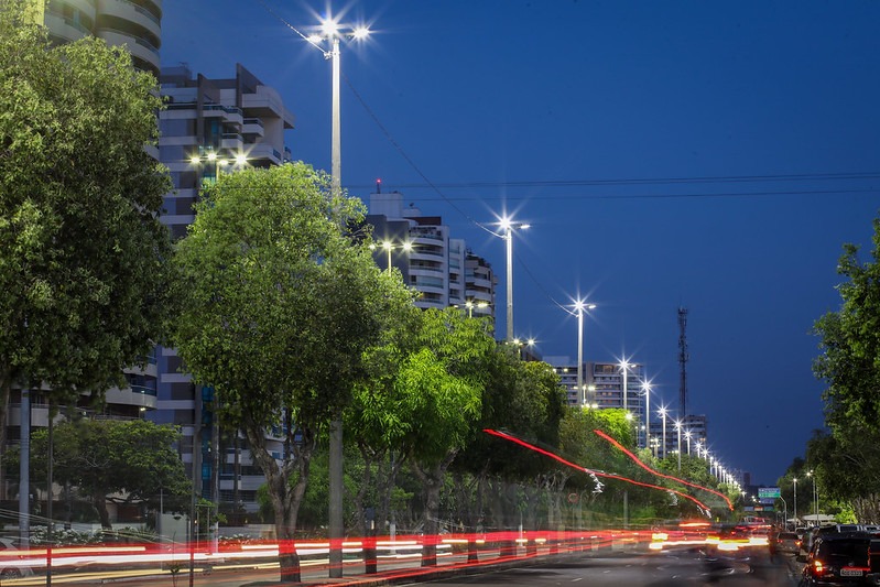 Prefeitura reforça iluminação pública na Ponta Negra com instalação de postes com LED no canteiro central