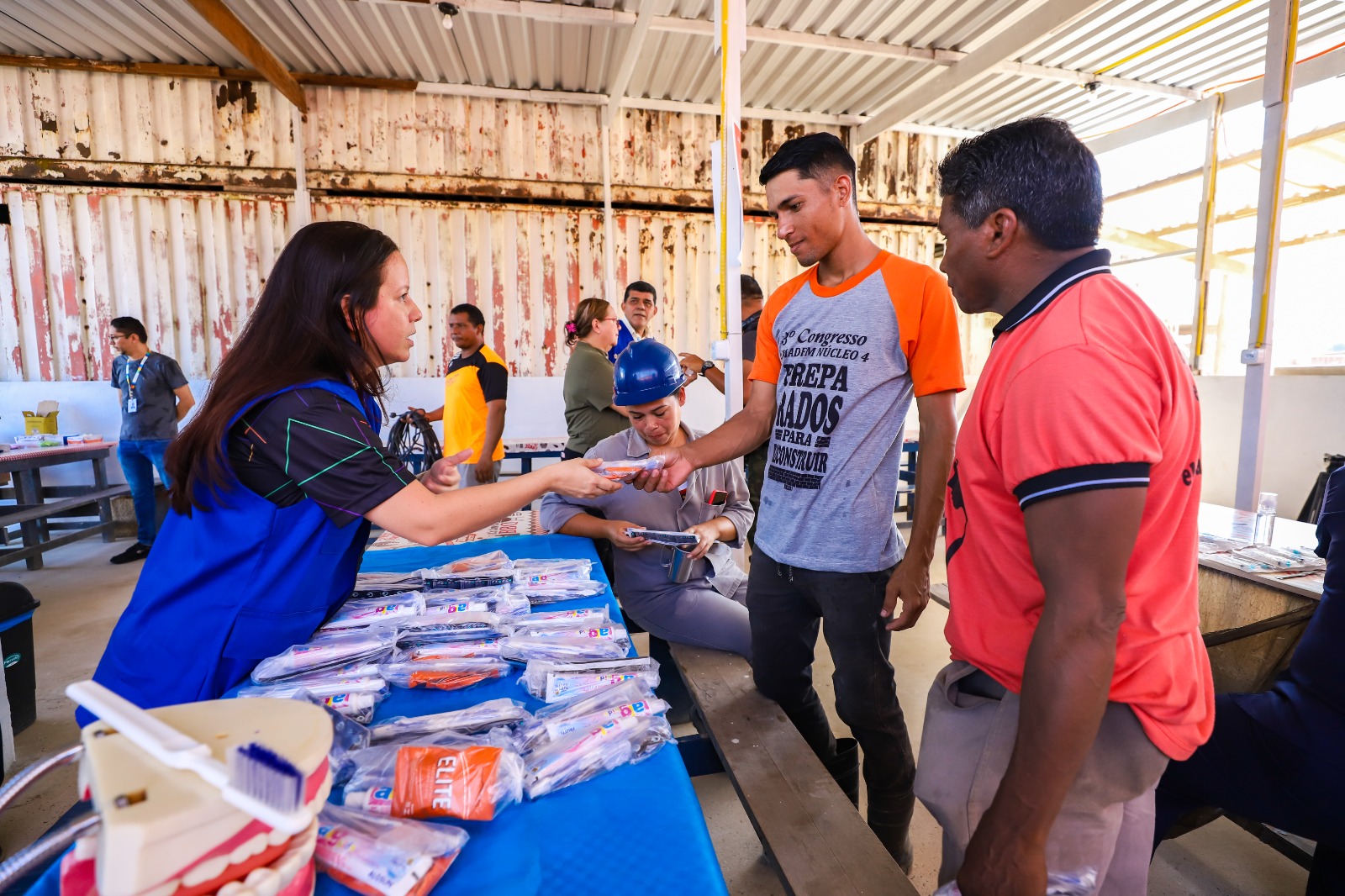 Prefeitura de Manaus promove ação de saúde para operários da construção civil na zona Centro-Sul