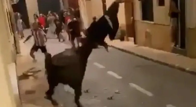 Adolescente é atacado por touro, na Espanha