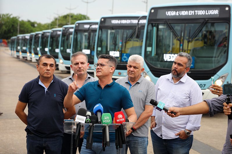 Prefeito de Manaus entrega 14 novos ônibus coletivos e anuncia chegada de 110 até o final deste ano