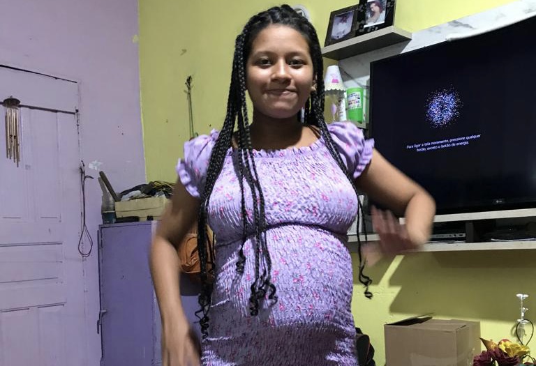 Corpo carbonizado em camburão pode ser de grávida desaparecida em Manaus