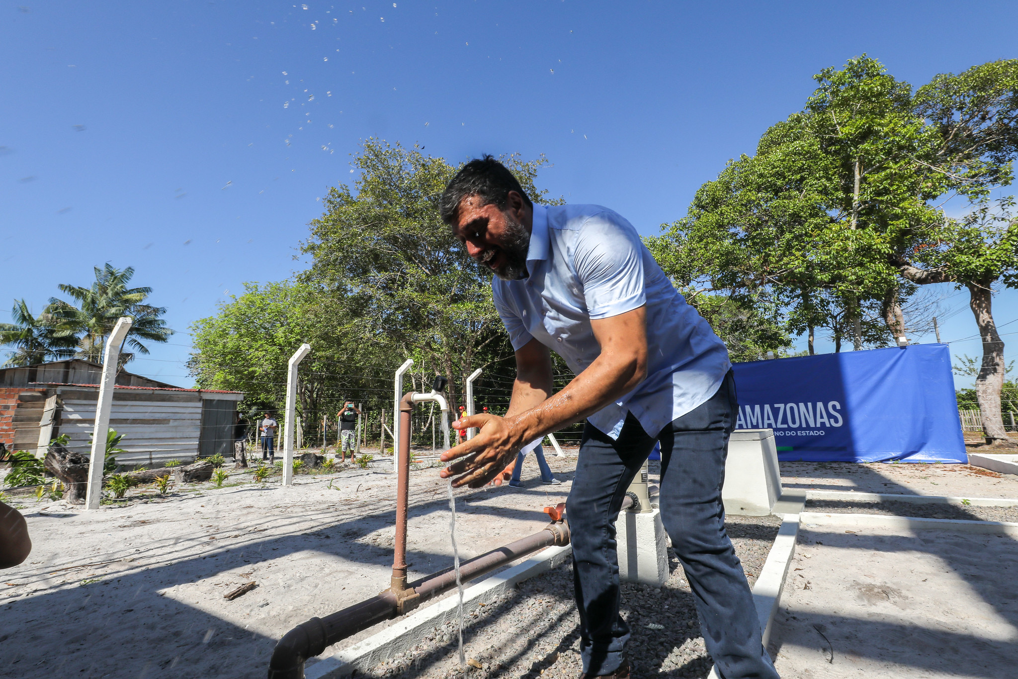 Wilson Lima inaugura loteamento habitacional e sistema de abastecimento de água em Maués