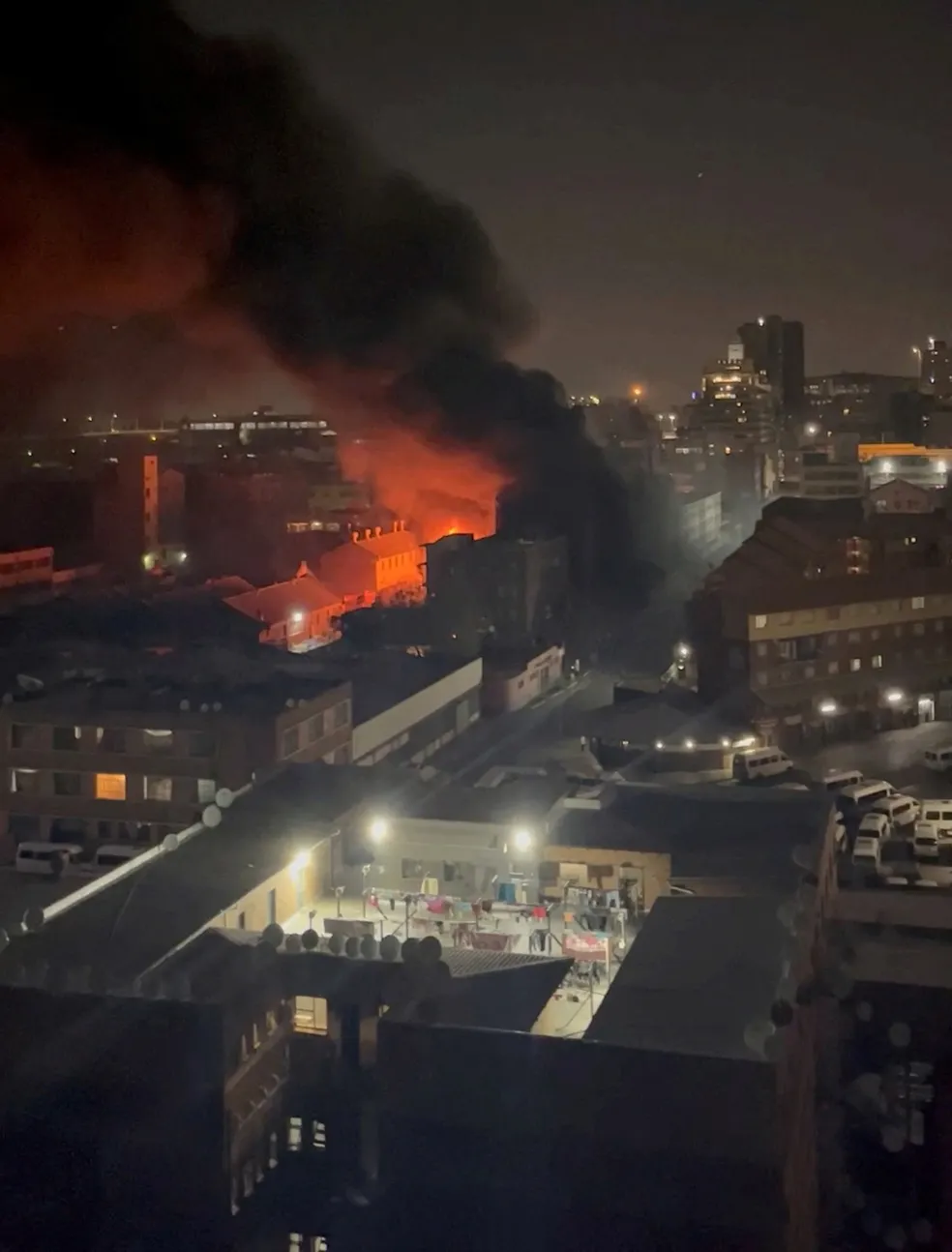 Incêndio em edifício deixa mais de 70 mortos e 43 feridos, na África do Sul