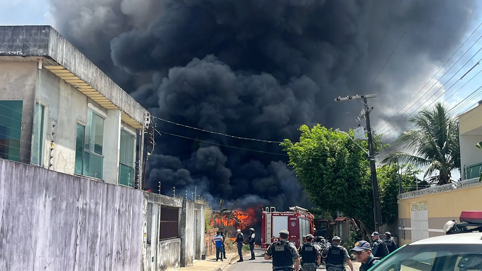 Incêndio ameaça casas no Novo Aleixo, em Manaus