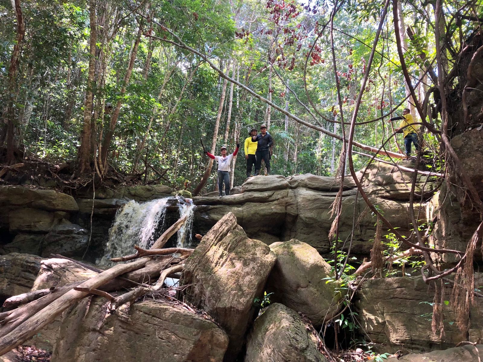 Airão Velho ganha nova trilha para visitação turística da Cachoeira de São Domingos