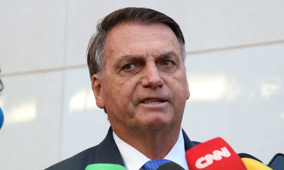 Bolsonaro é internado em São Paulo 