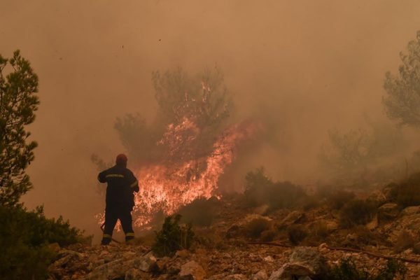 Tragédia na fronteira: 18 corpos são encontrados carbonizados em incêndio florestal na Grécia