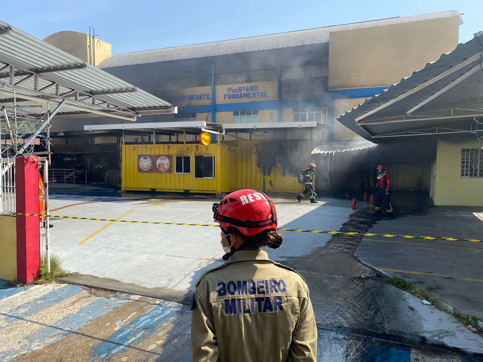 Incêndio atinge loja de bolos em Manaus