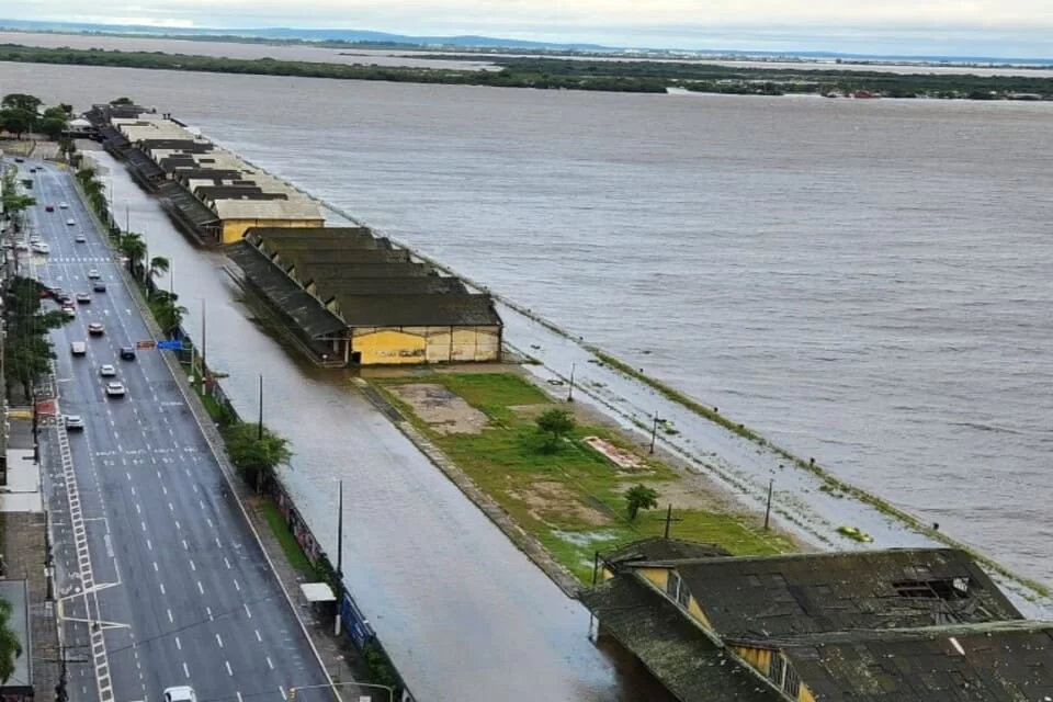 Orla de Porto Alegre é parcialmente inundada pelo Rio Guaíba