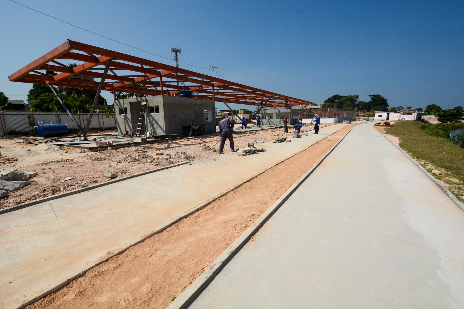 Parque Amazonino Mendes inicia etapas de acabamento em platôs em obra da prefeitura
