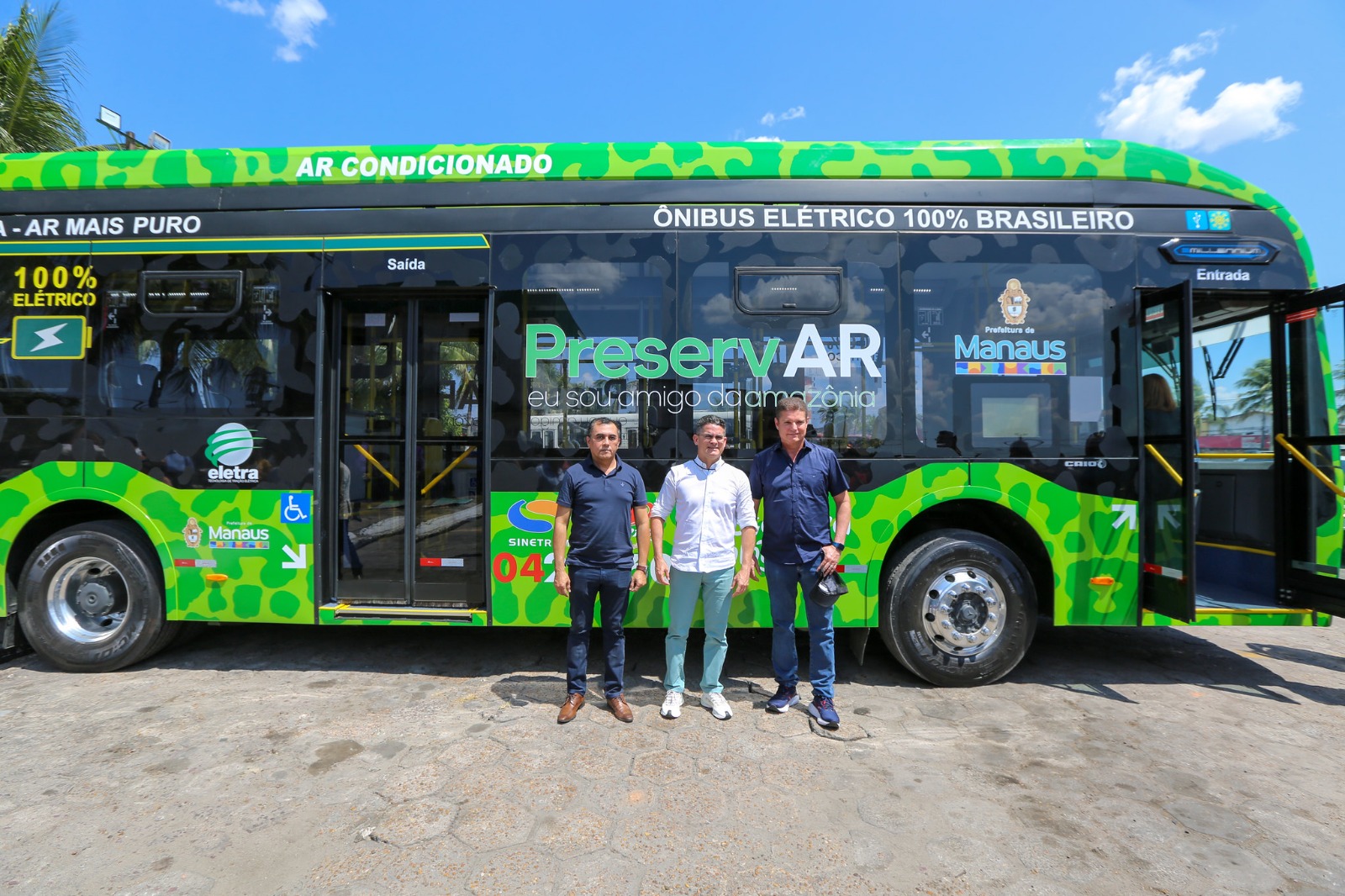 Prefeito entrega primeiro ônibus 100% elétrico da região Norte