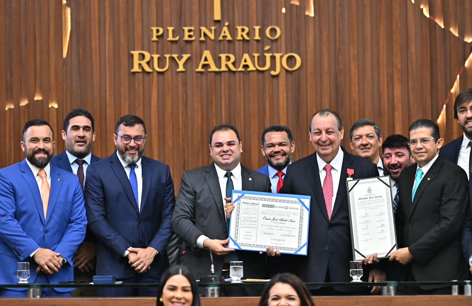 Sob a presidência de Roberto Cidade, Aleam homenageia senador Omar Aziz com título de Cidadão do Amazonas e com a medalha Ruy Araújo