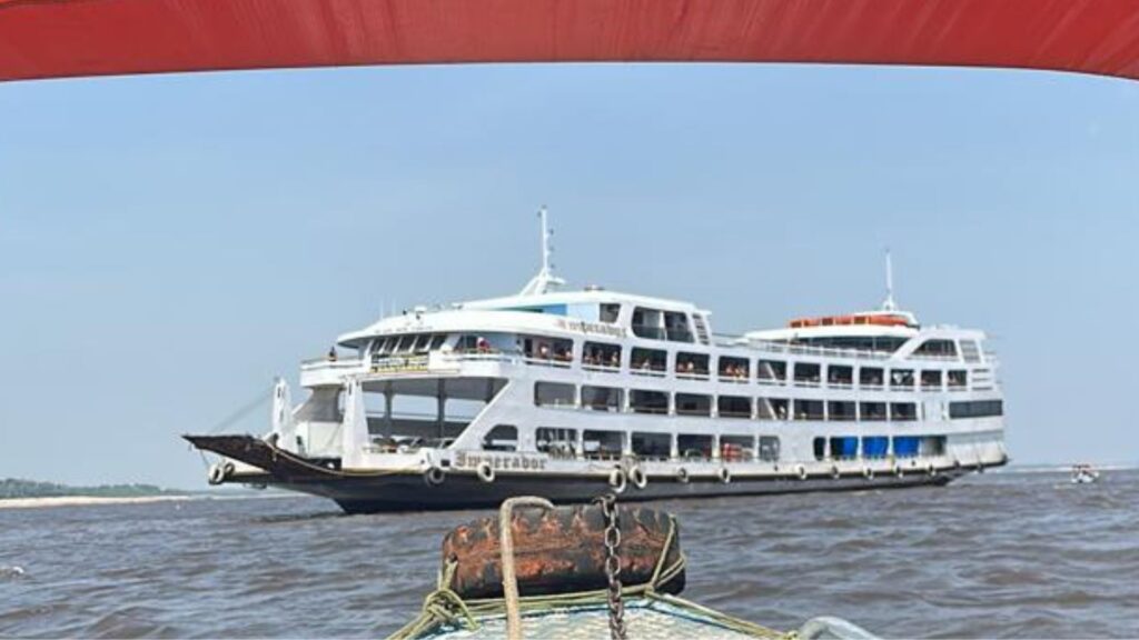 Barco com tripulantes e passageiros encalha no meio do Rio Negro