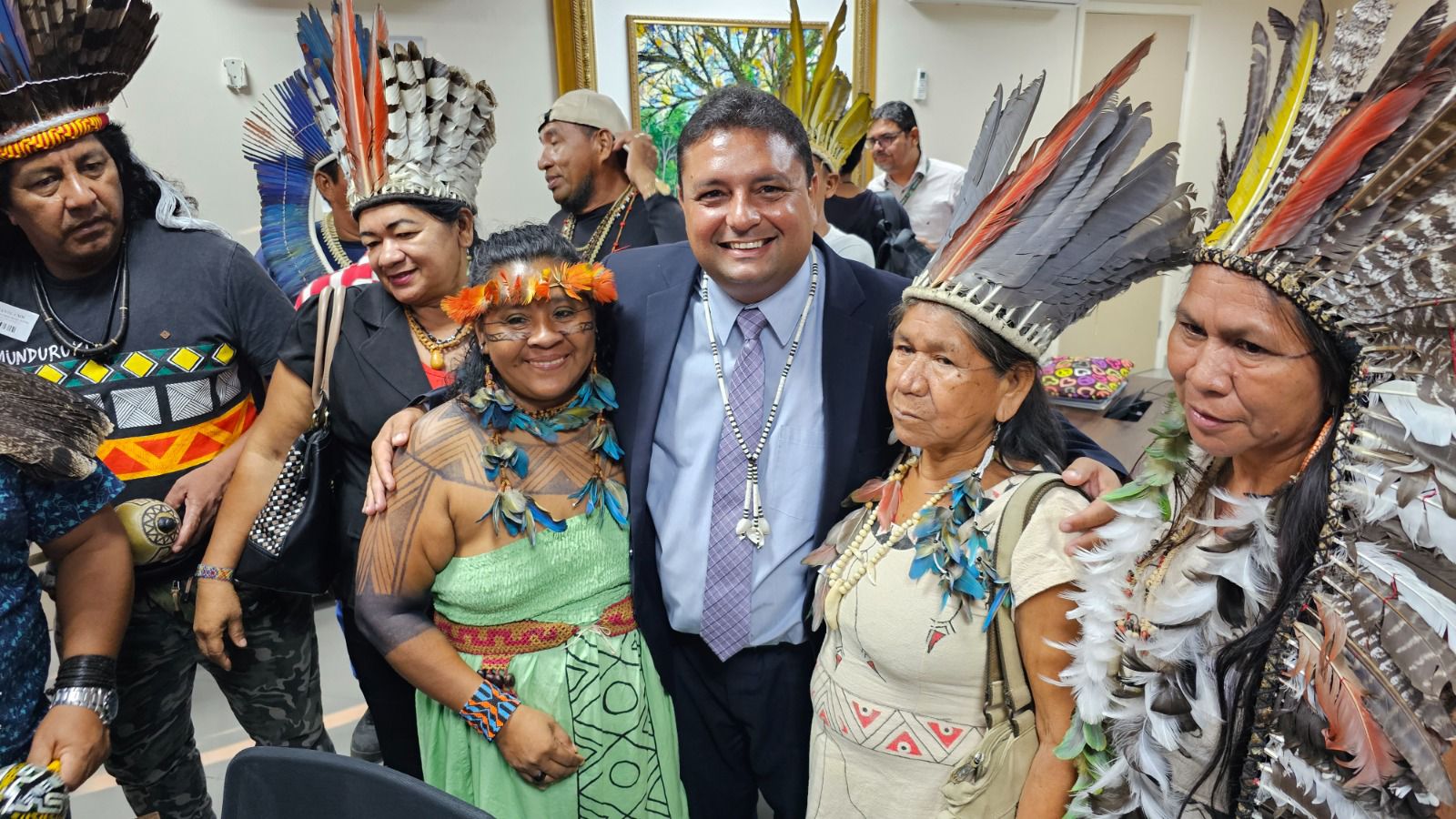 Caio André recebe e ouve demandas de lideranças indígenas na CMM