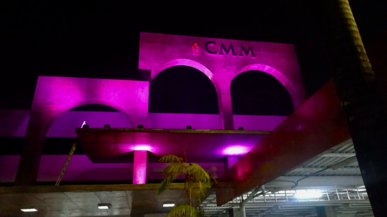 CMM ganha iluminação temática em alusão à campanha ‘Outubro Rosa’