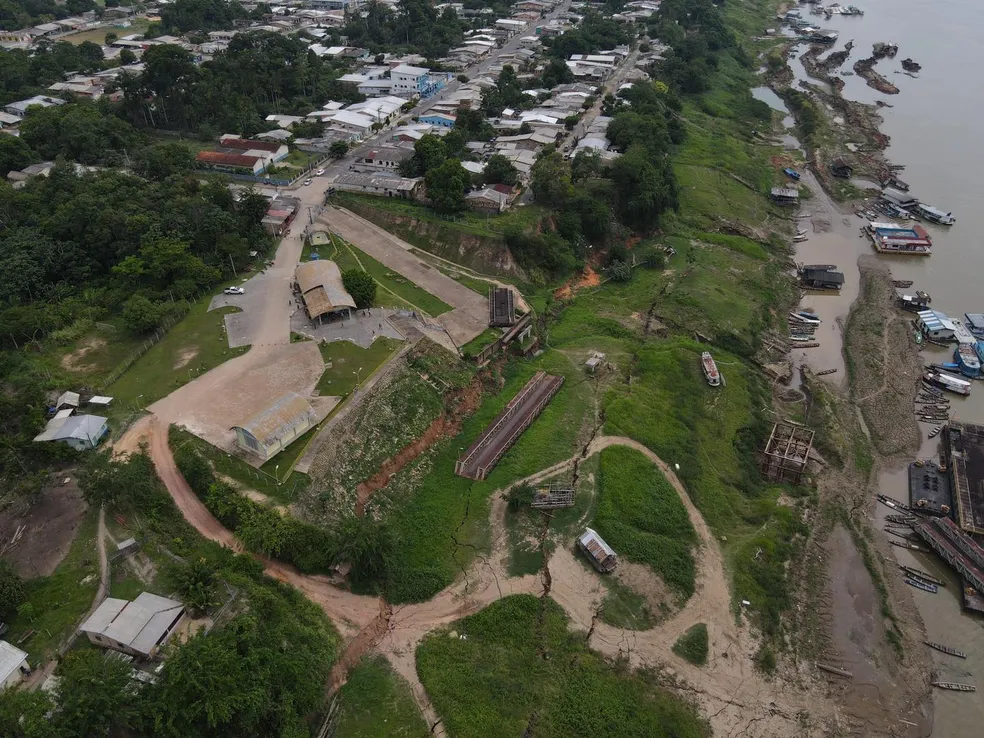 Deslizamento de terra atinge parte do porto de Manicoré, no interior do AM