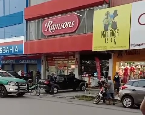 Funcionários e clientes são feitos reféns em tentativa de assalto na loja Ramsons